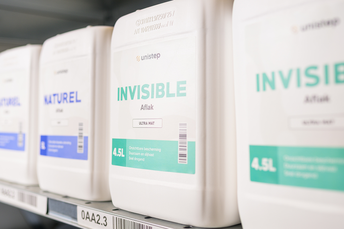 Magazijn met Unistep lakken